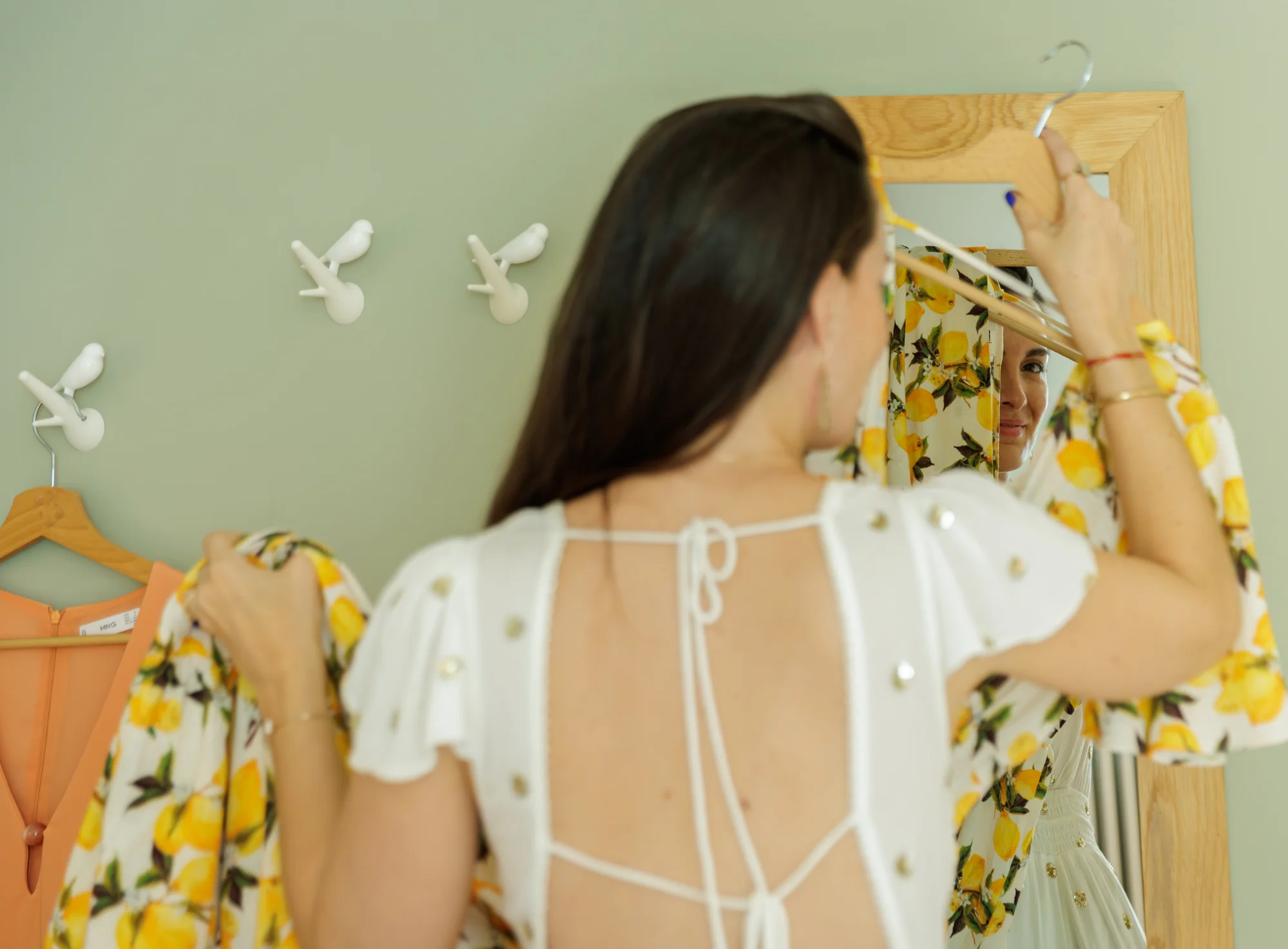 os plan sur un sous-vêtement beige adapté à la morphologie, porté sur une peau hâlée.